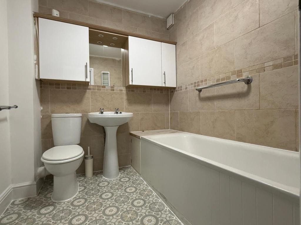 Images for Flat C The Broadway, Friern Barnet Road, London, N11